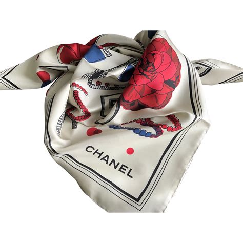 foulard de soie chanel|Foulard En Soie Chanel .